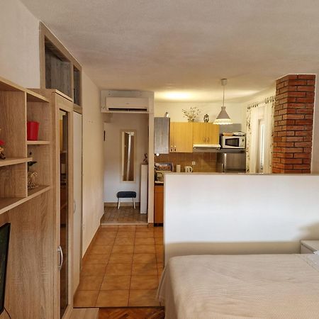 Studio Apartment Riva Sumartin Exterior photo